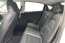 valkoinen Tesla Model Y 2024 kuva 13.