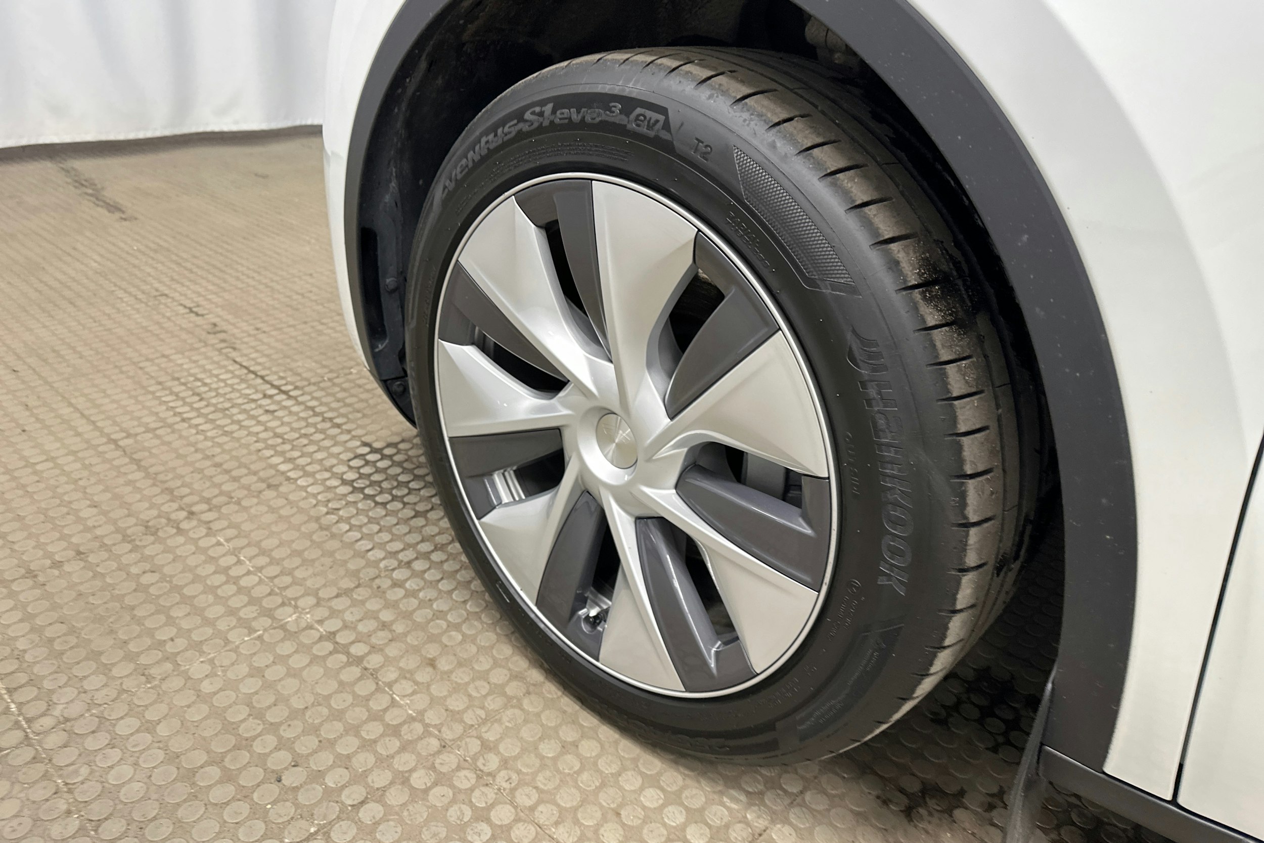 valkoinen Tesla Model Y 2024 kuva 14.