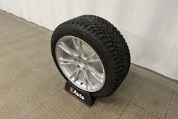 valkoinen Tesla Model Y 2024 kuva 16.