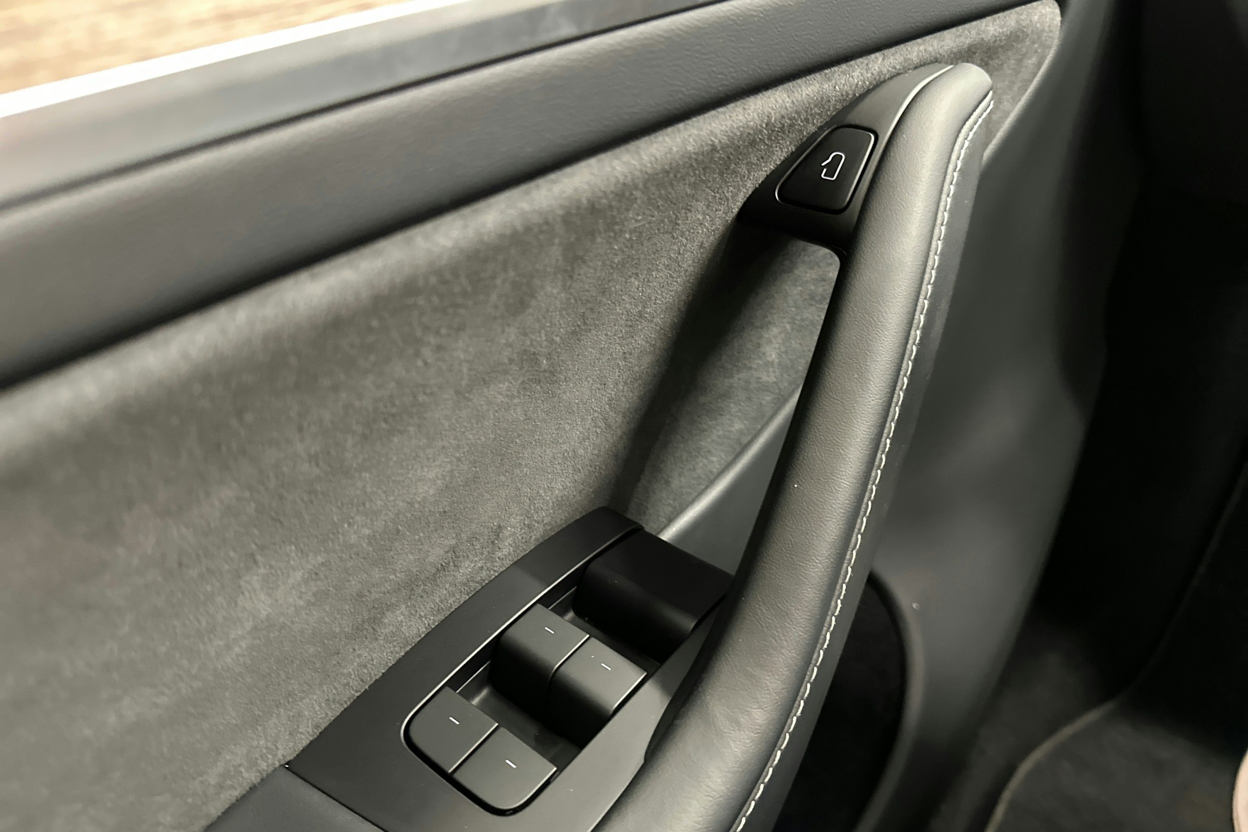 valkoinen Tesla Model Y 2024 kuva 17.