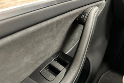 valkoinen Tesla Model Y 2024 kuva 17.