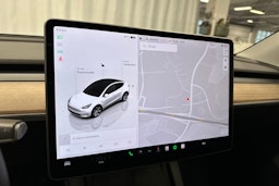 valkoinen Tesla Model Y 2024 kuva 18.