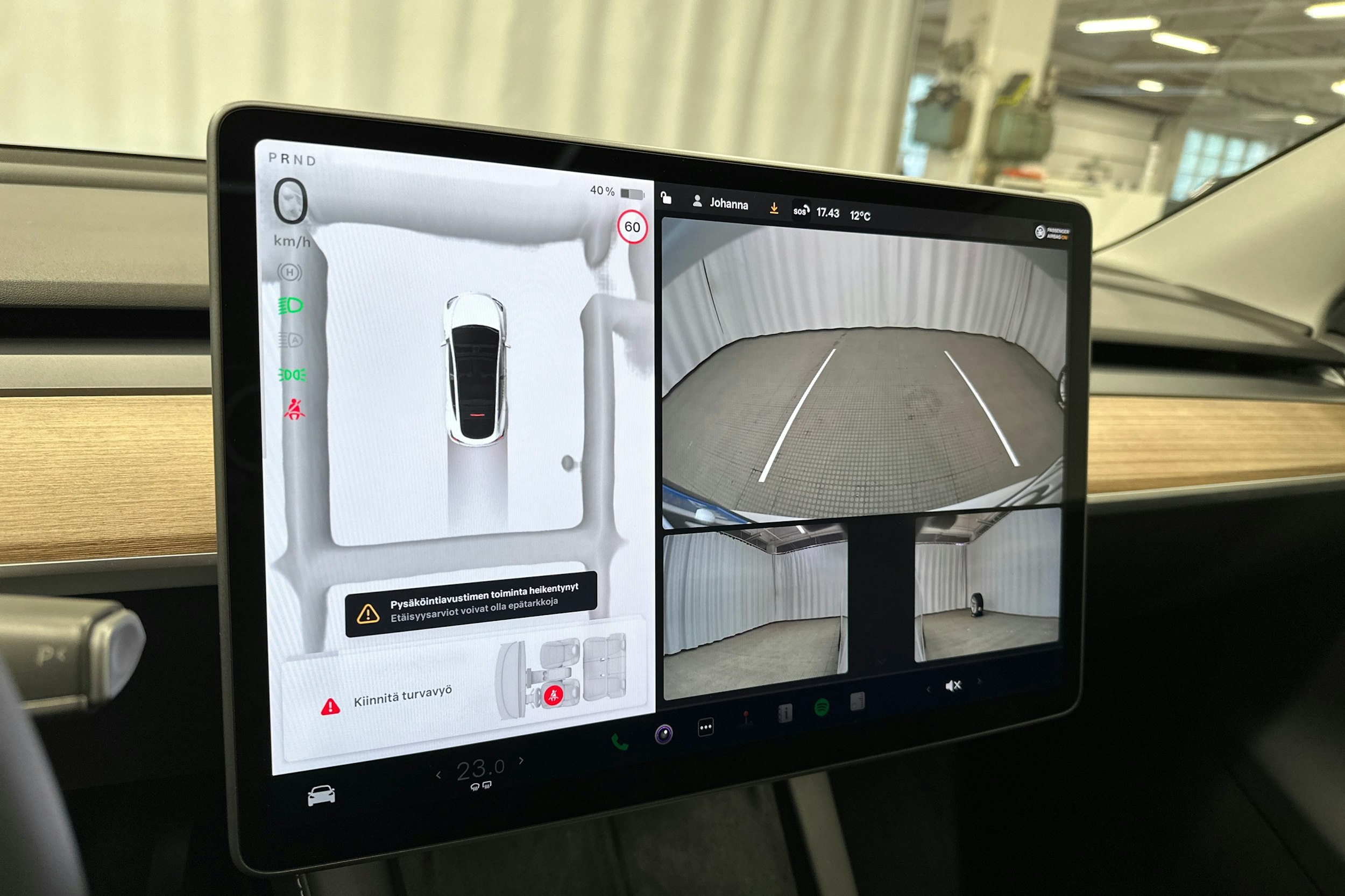 valkoinen Tesla Model Y 2024 kuva 19.