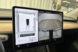 valkoinen Tesla Model Y 2024 kuva 19.