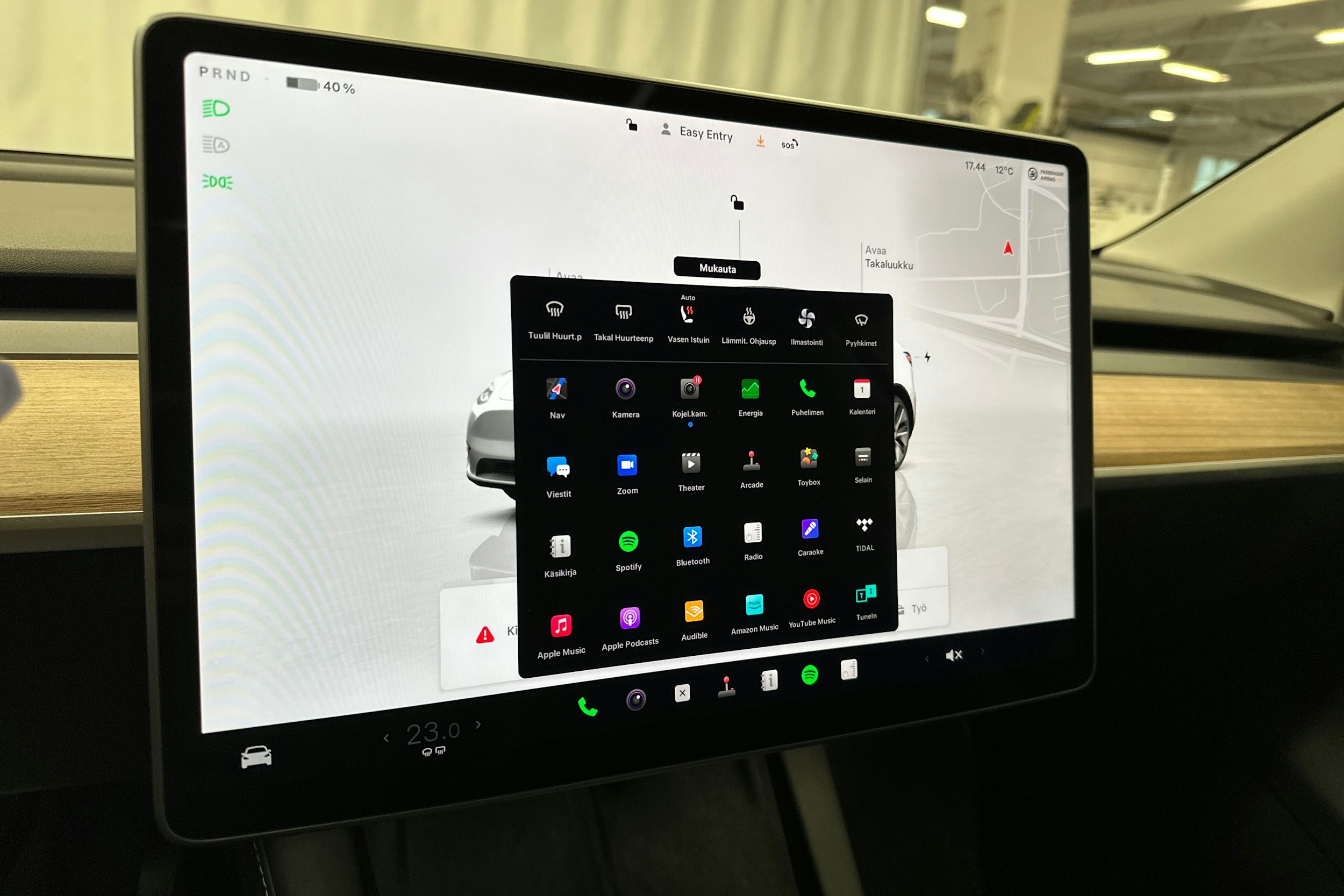 valkoinen Tesla Model Y 2024 kuva 20.