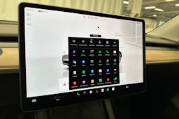 valkoinen Tesla Model Y 2024 kuva 20.