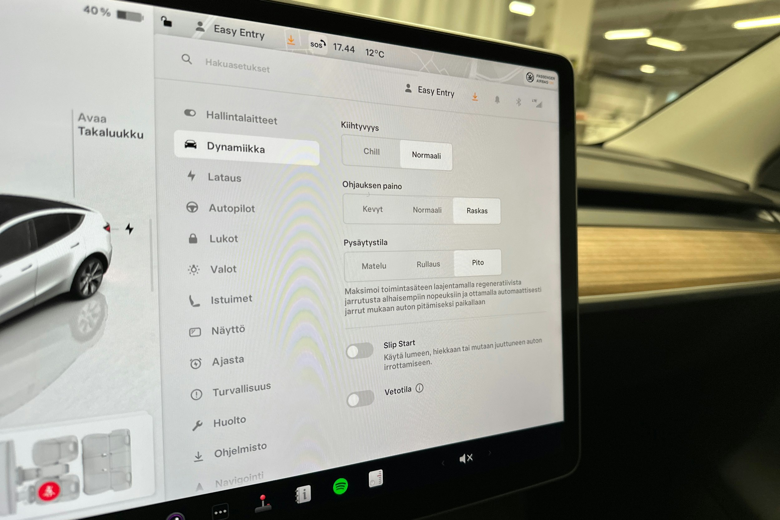 valkoinen Tesla Model Y 2024 kuva 21.