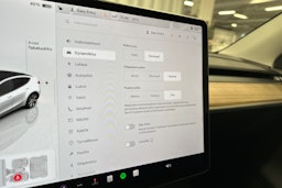 valkoinen Tesla Model Y 2024 kuva 21.