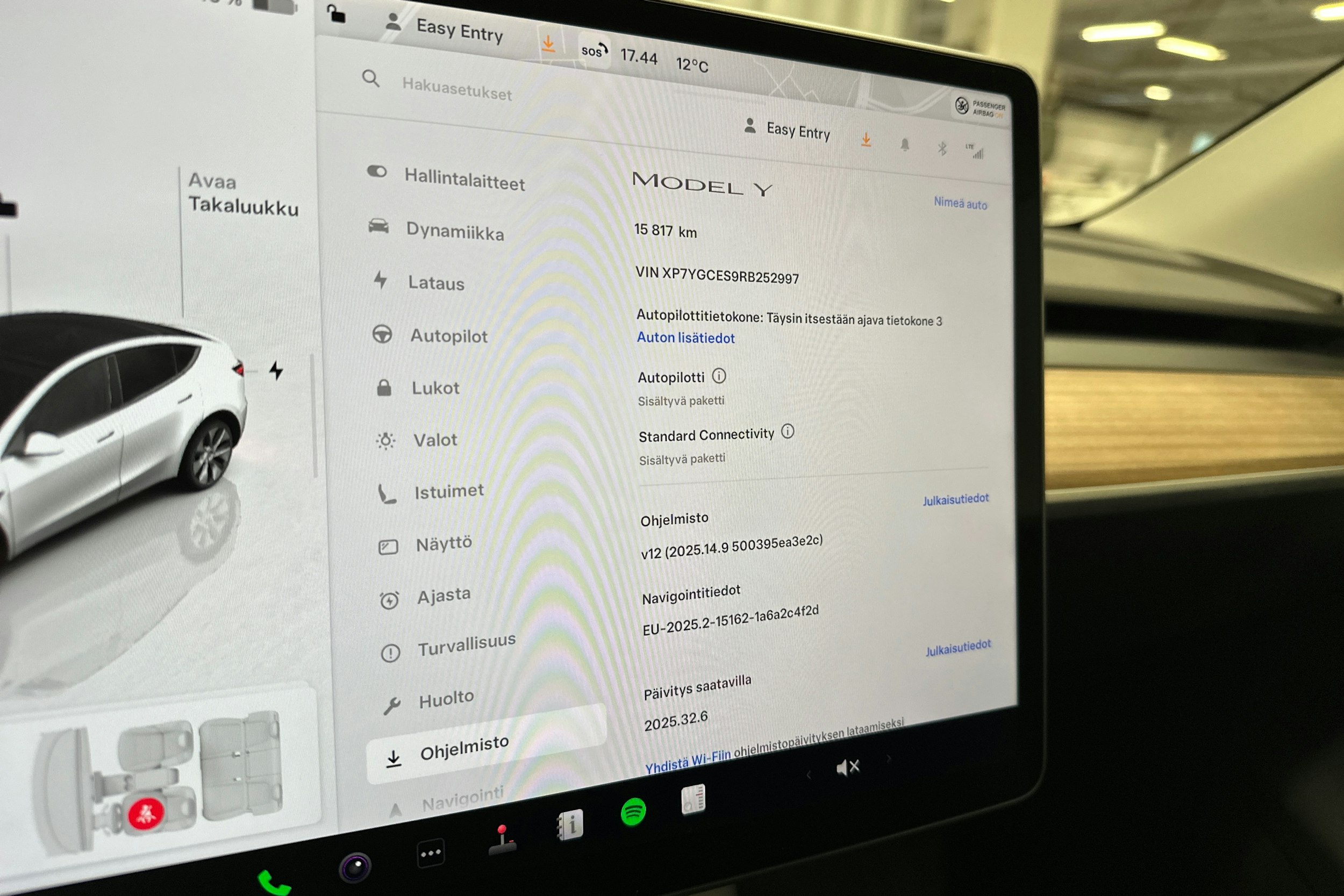 valkoinen Tesla Model Y 2024 kuva 22.