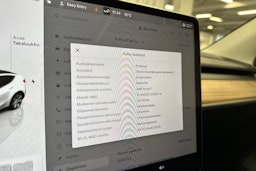 valkoinen Tesla Model Y 2024 kuva 23.