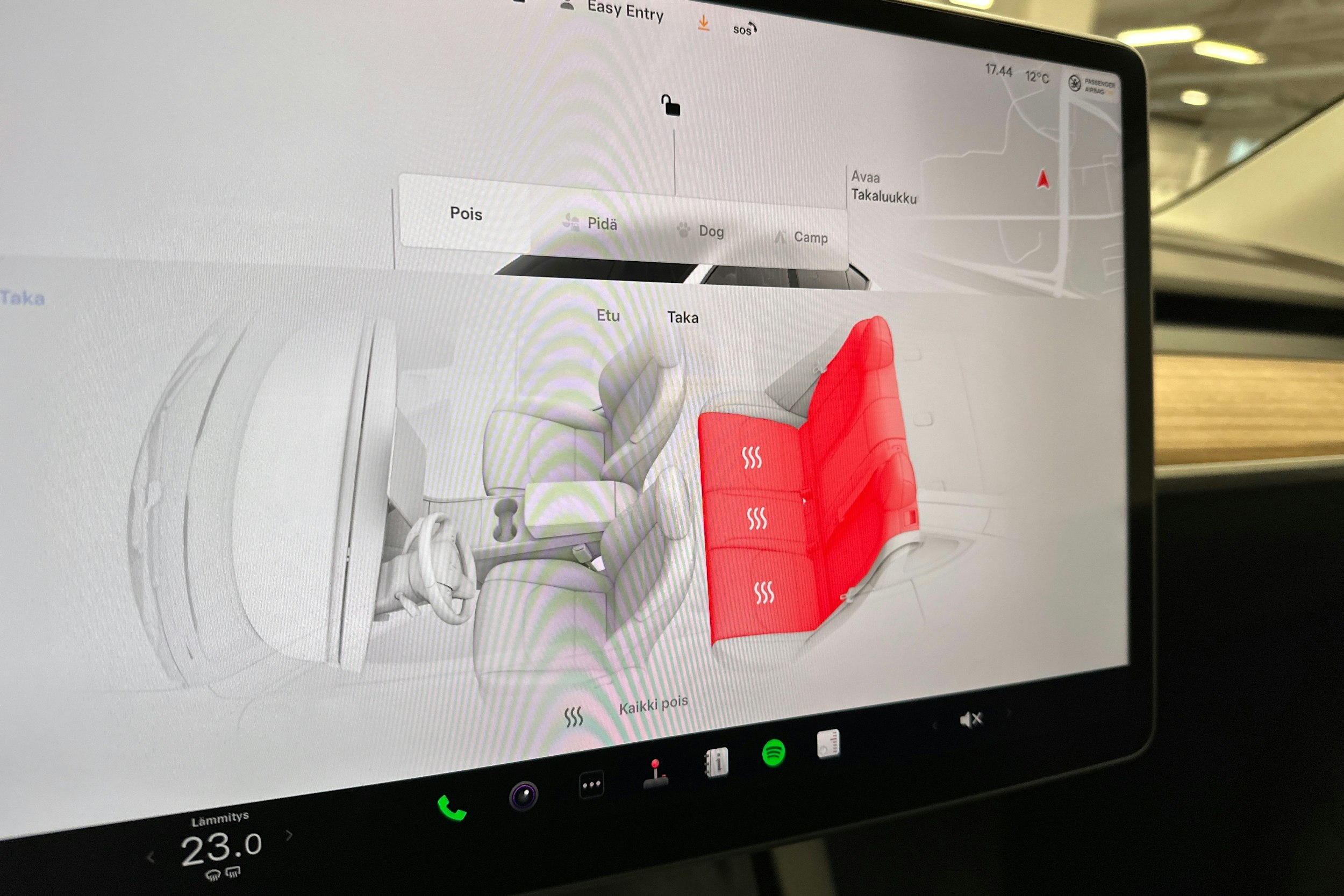 valkoinen Tesla Model Y 2024 kuva 24.