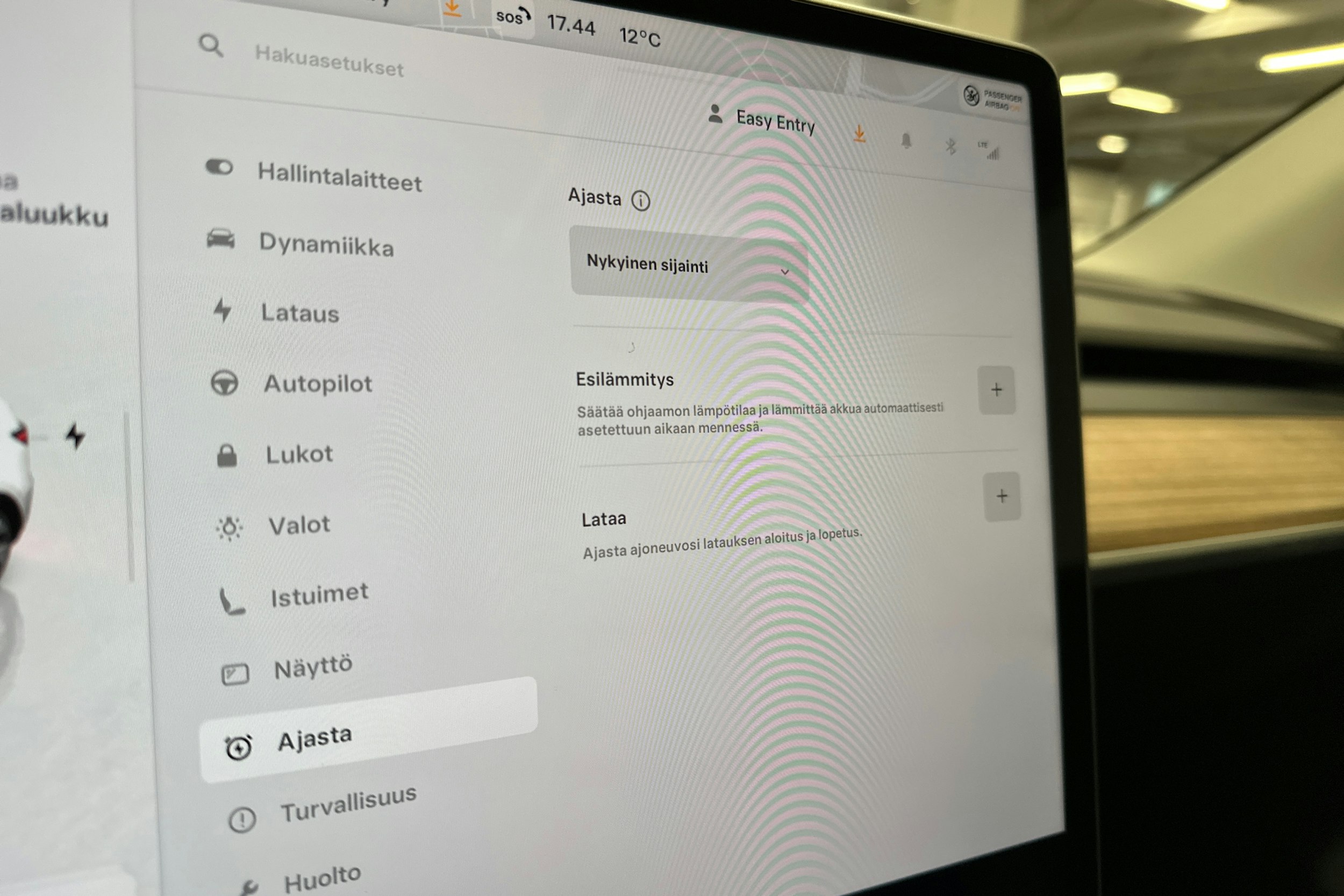 valkoinen Tesla Model Y 2024 kuva 25.