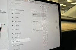 valkoinen Tesla Model Y 2024 kuva 25.