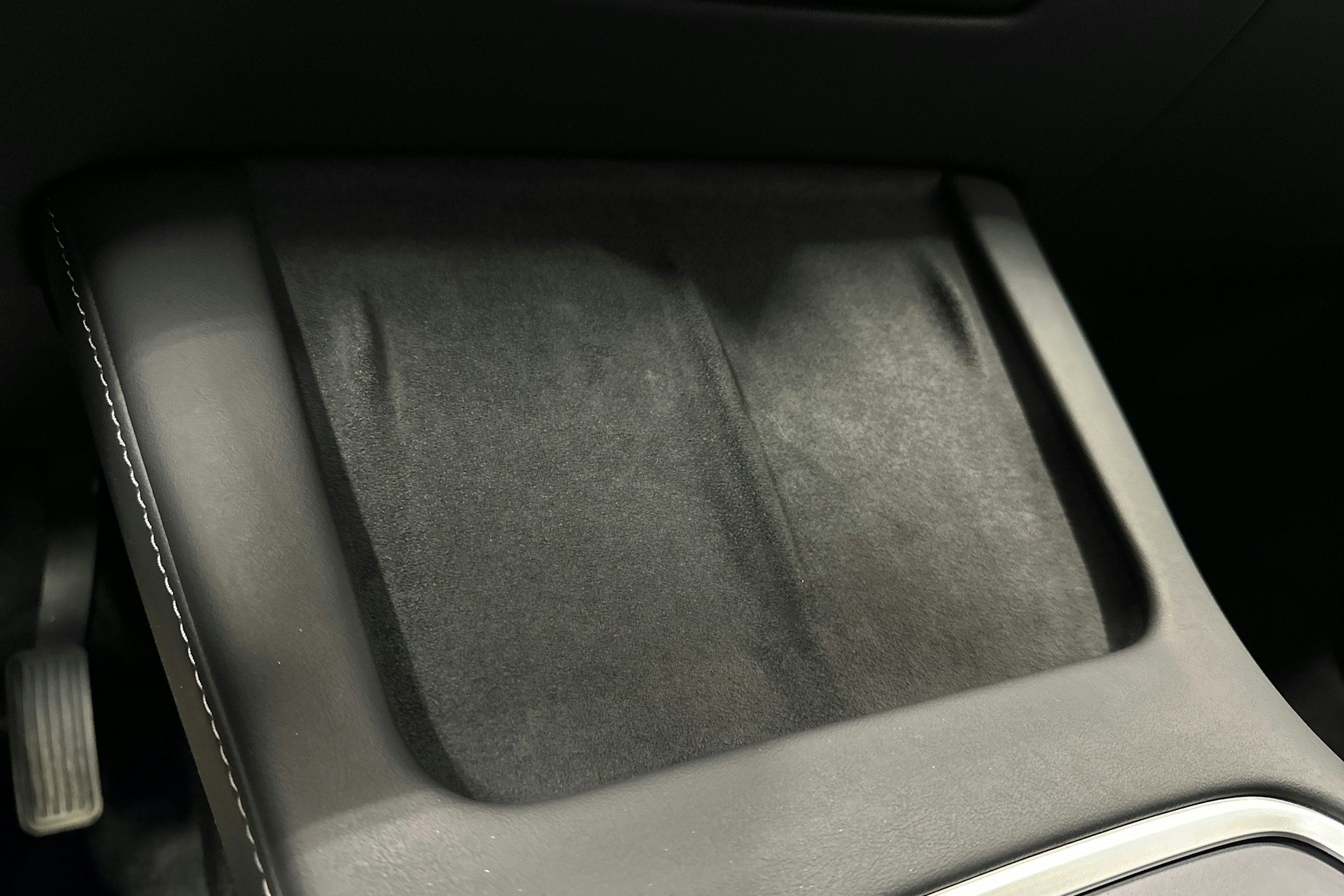 valkoinen Tesla Model Y 2024 kuva 26.