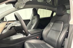 valkoinen Tesla Model Y 2024 kuva 27.