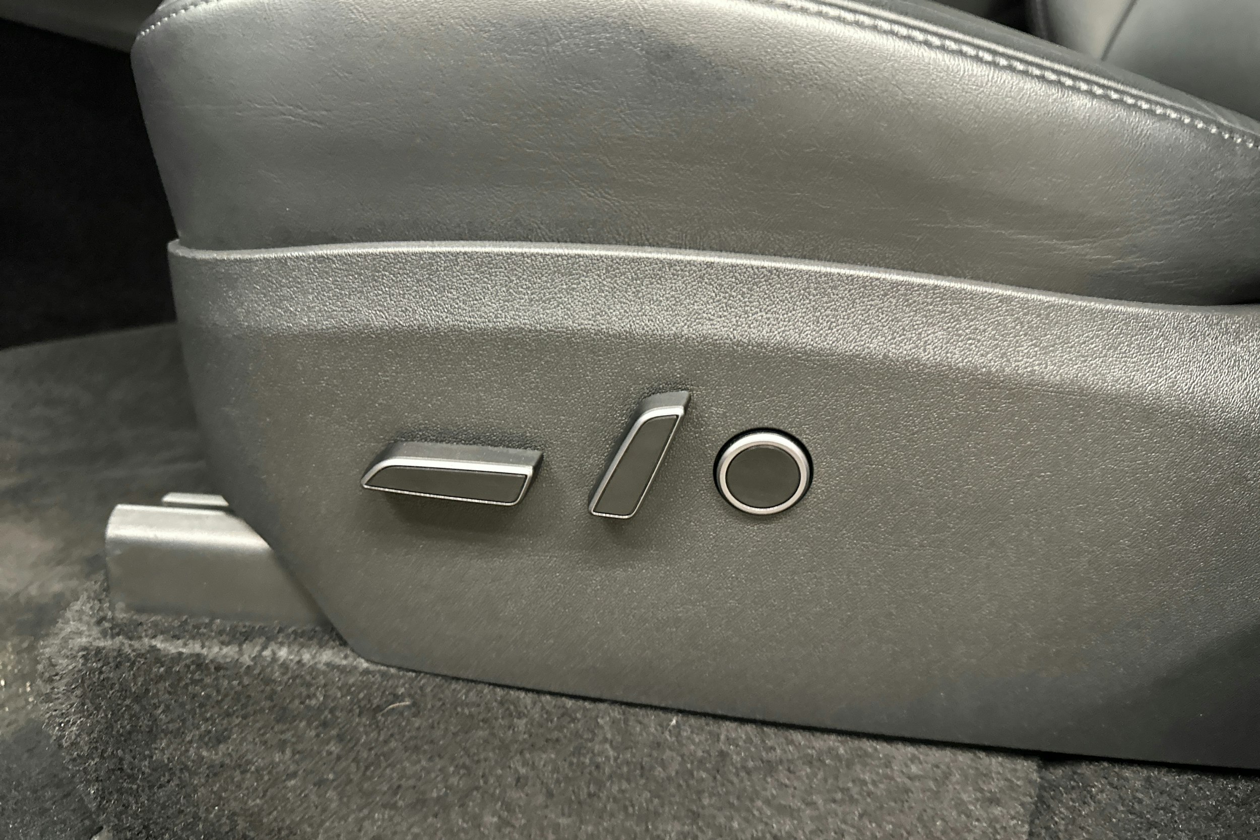 valkoinen Tesla Model Y 2024 kuva 28.