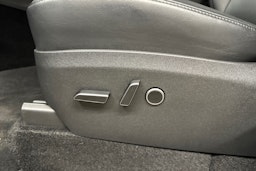 valkoinen Tesla Model Y 2024 kuva 28.