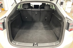 valkoinen Tesla Model Y 2024 kuva 29.