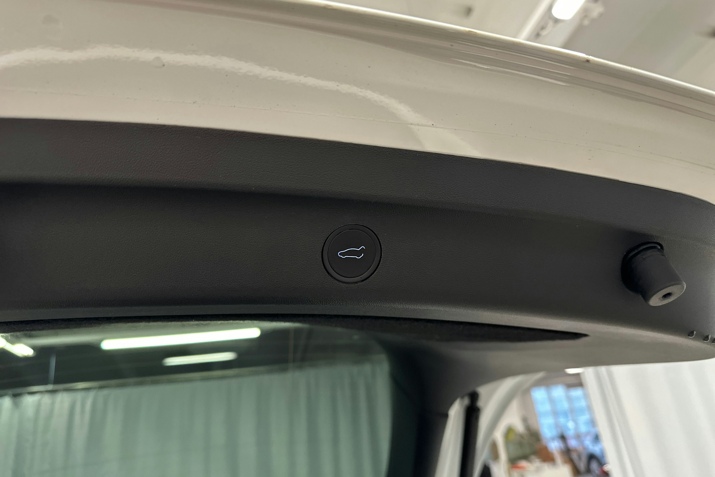 valkoinen Tesla Model Y 2024 kuva 30.