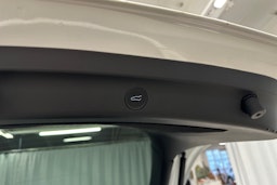 valkoinen Tesla Model Y 2024 kuva 30.