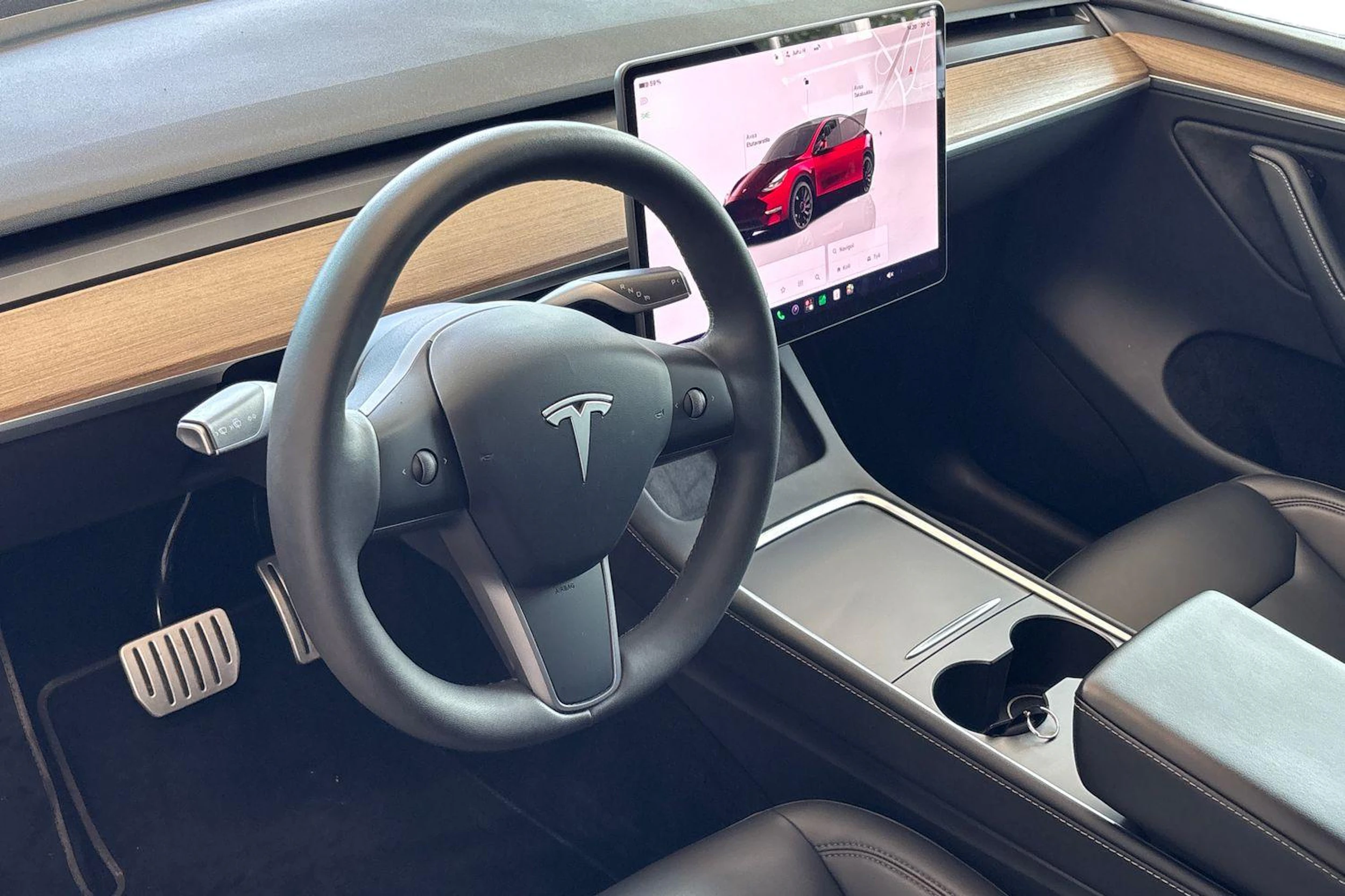 punainen Tesla Model Y 2024 kuva 6.