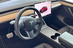 punainen Tesla Model Y 2024 kuva 6.