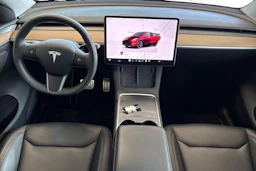 punainen Tesla Model Y 2024 kuva 7.
