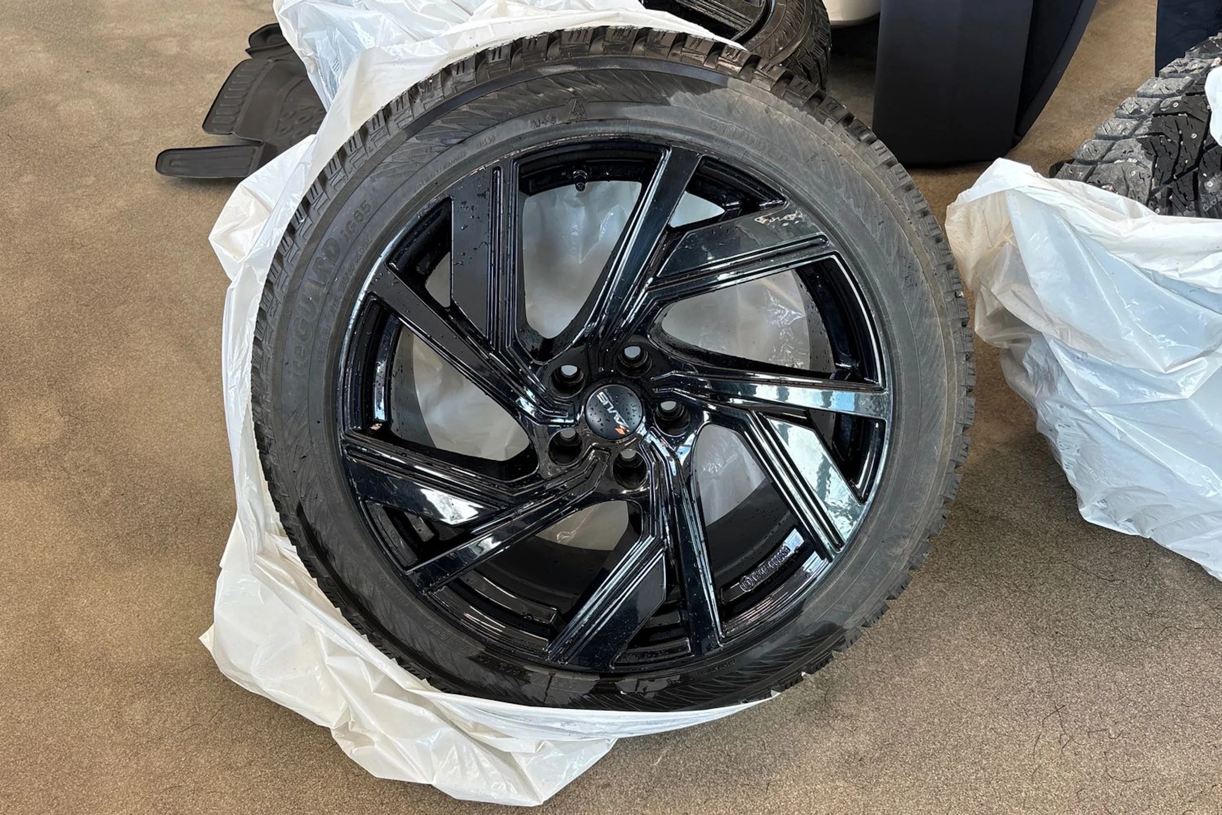 punainen Tesla Model Y 2024 kuva 10.