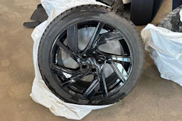 punainen Tesla Model Y 2024 kuva 10.