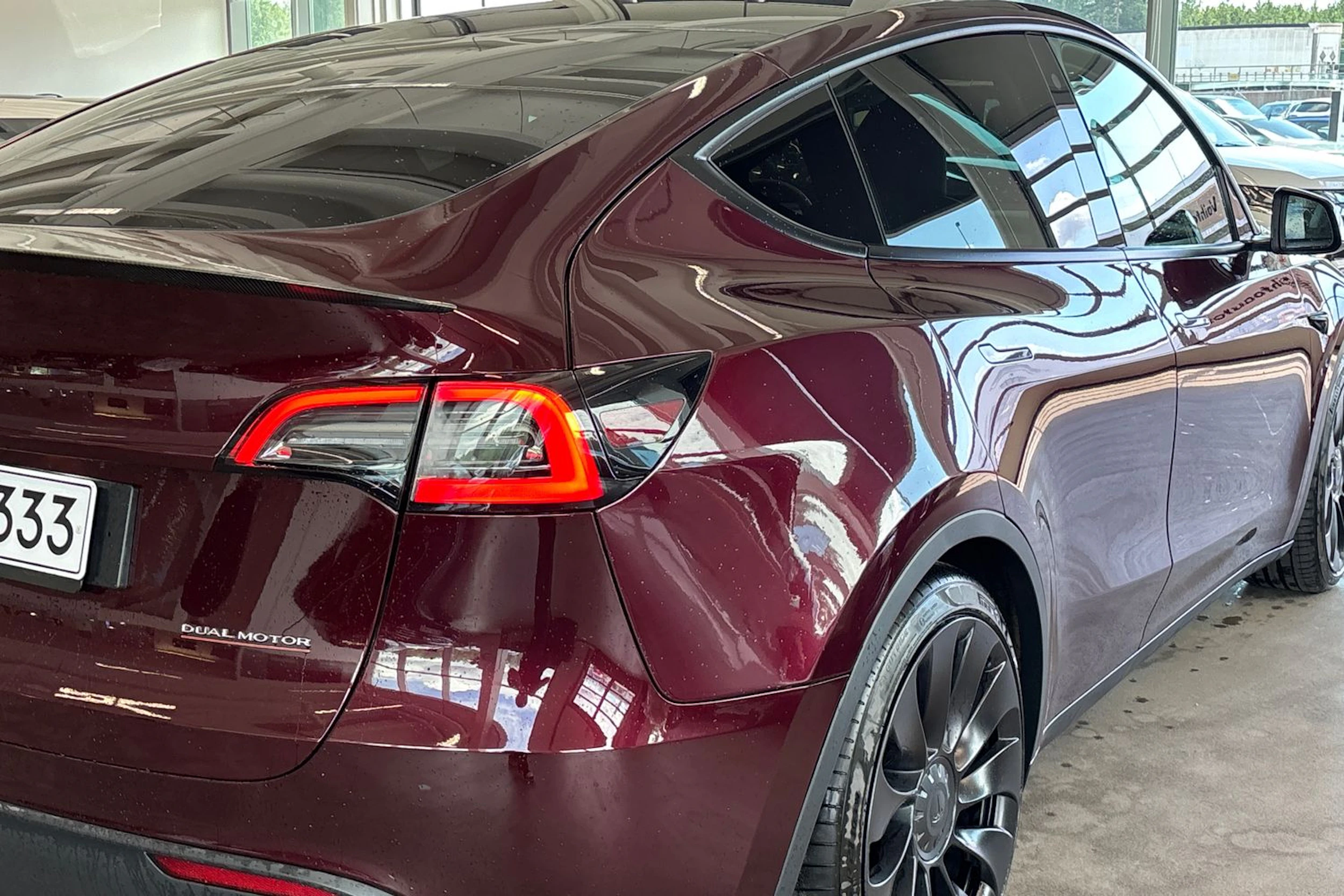 punainen Tesla Model Y 2024 kuva 12.