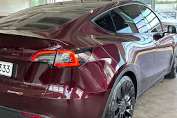 punainen Tesla Model Y 2024 kuva 12.