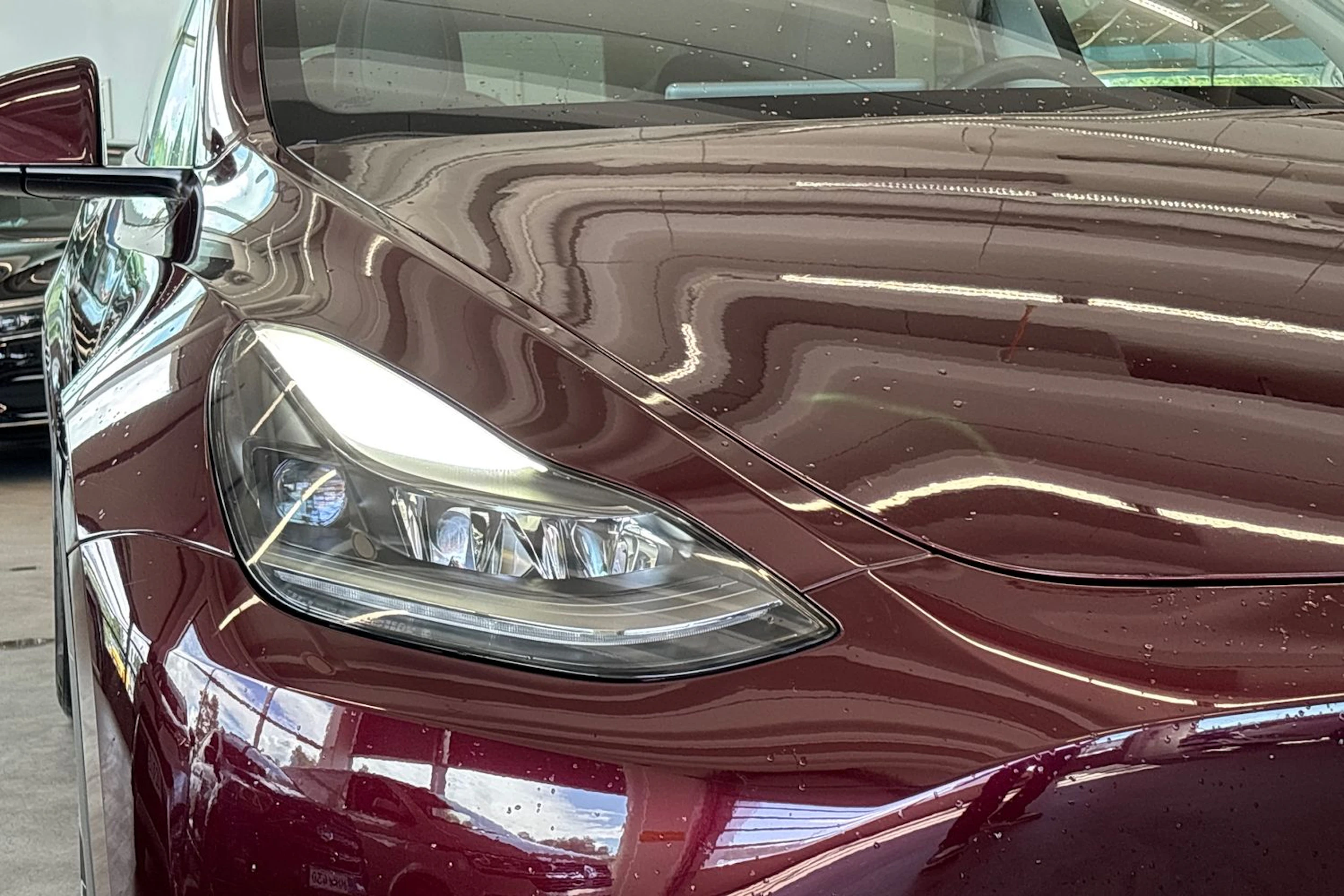punainen Tesla Model Y 2024 kuva 13.