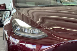 punainen Tesla Model Y 2024 kuva 13.