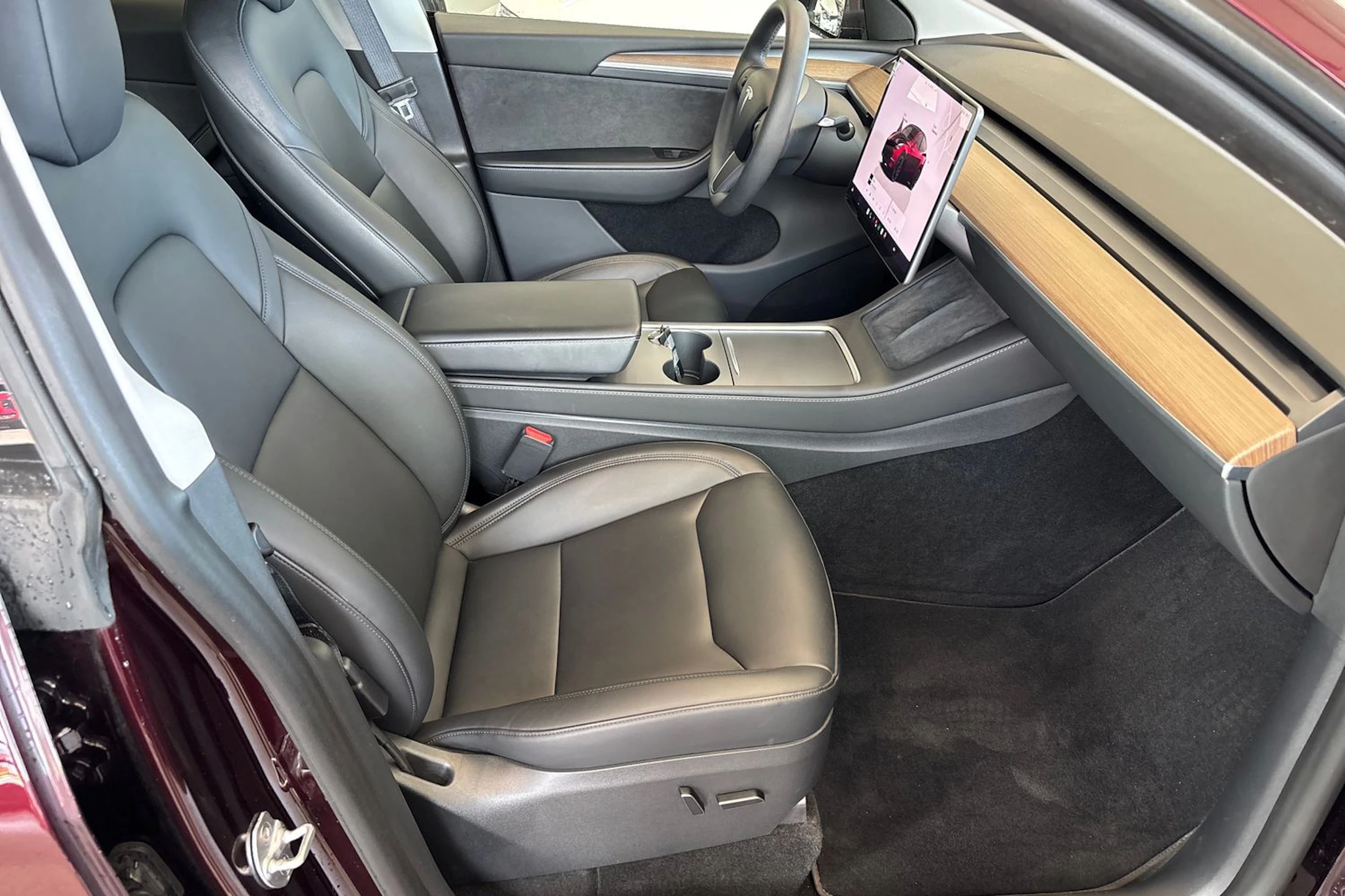 punainen Tesla Model Y 2024 kuva 16.
