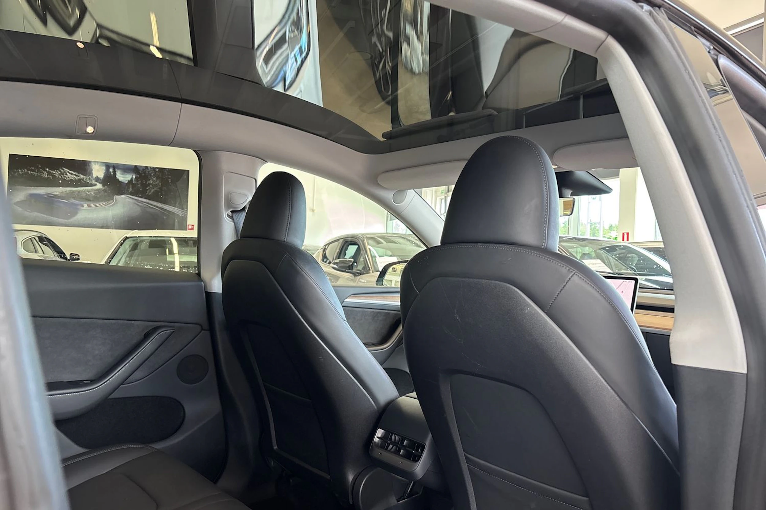 punainen Tesla Model Y 2024 kuva 17.