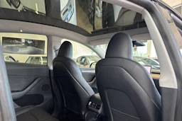 punainen Tesla Model Y 2024 kuva 17.