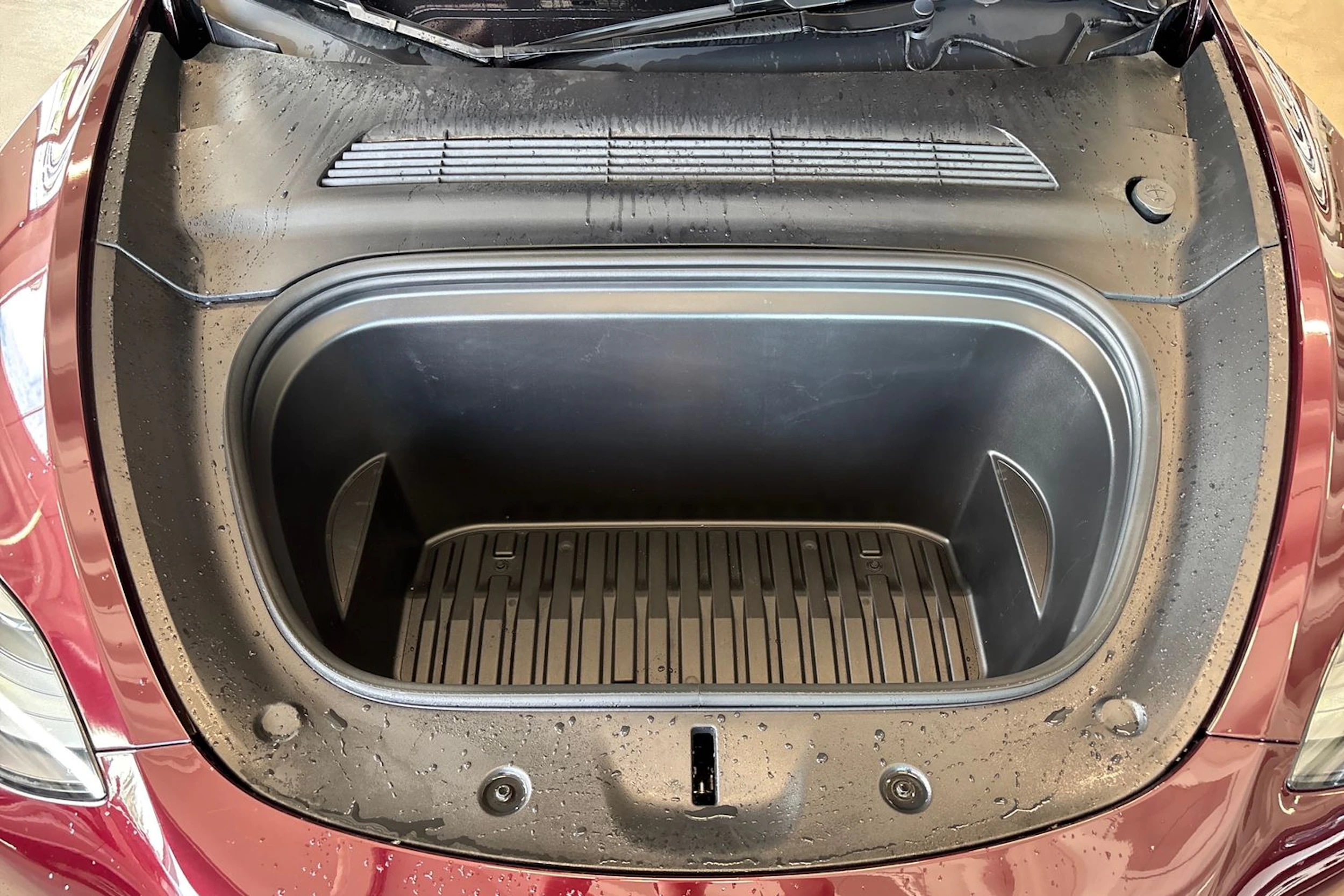 punainen Tesla Model Y 2024 kuva 18.