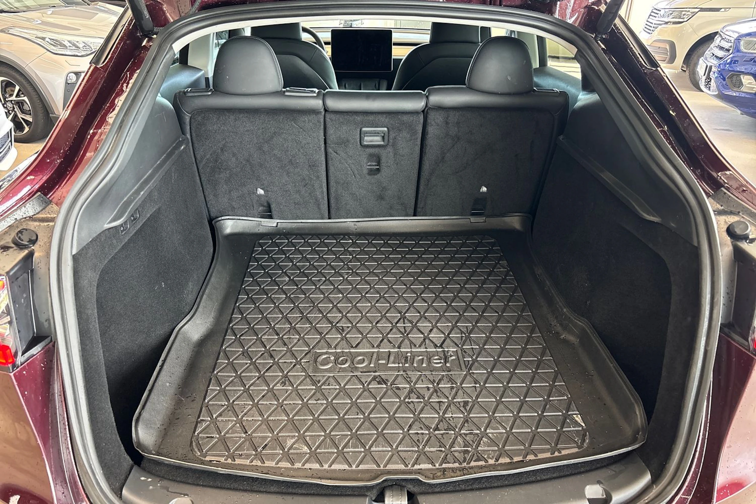 punainen Tesla Model Y 2024 kuva 19.