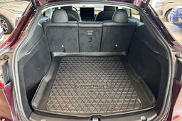 punainen Tesla Model Y 2024 kuva 19.