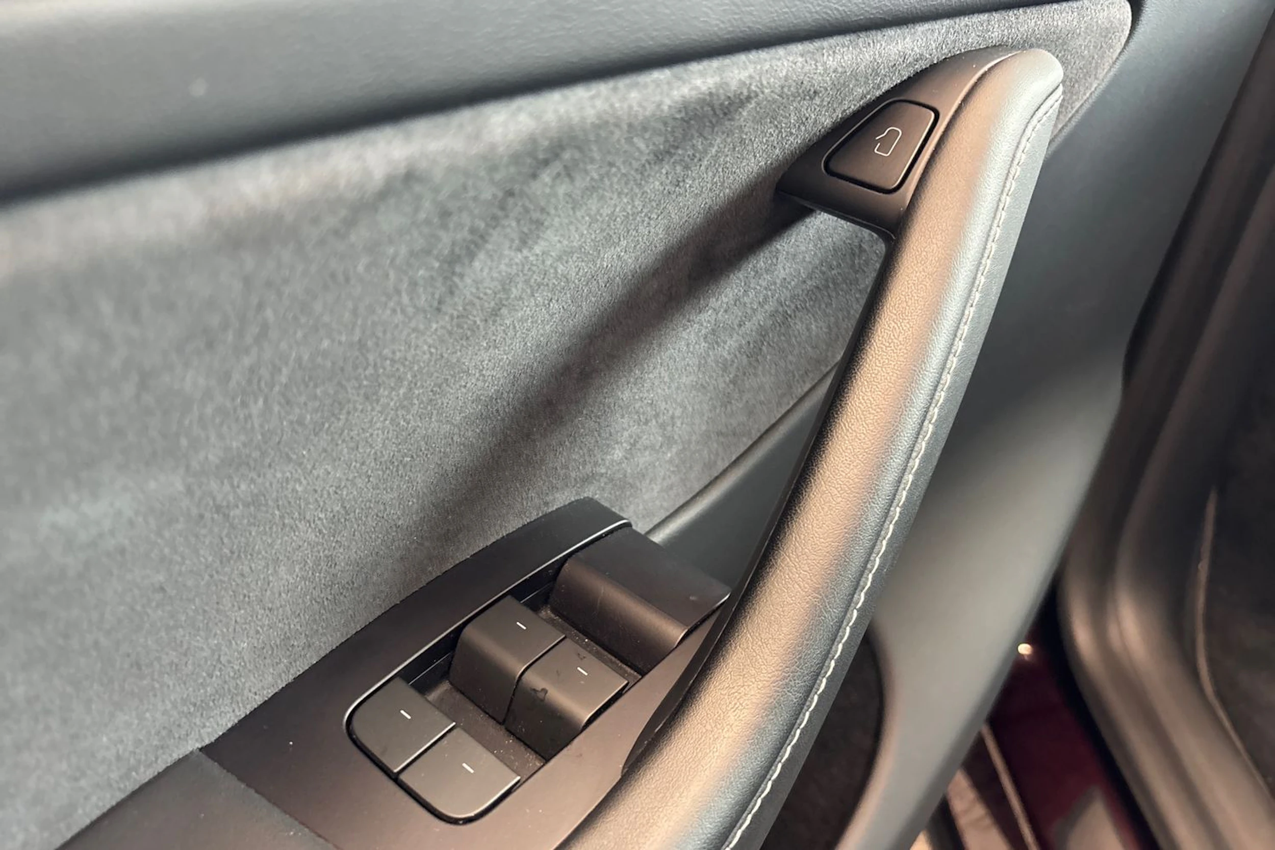 punainen Tesla Model Y 2024 kuva 21.