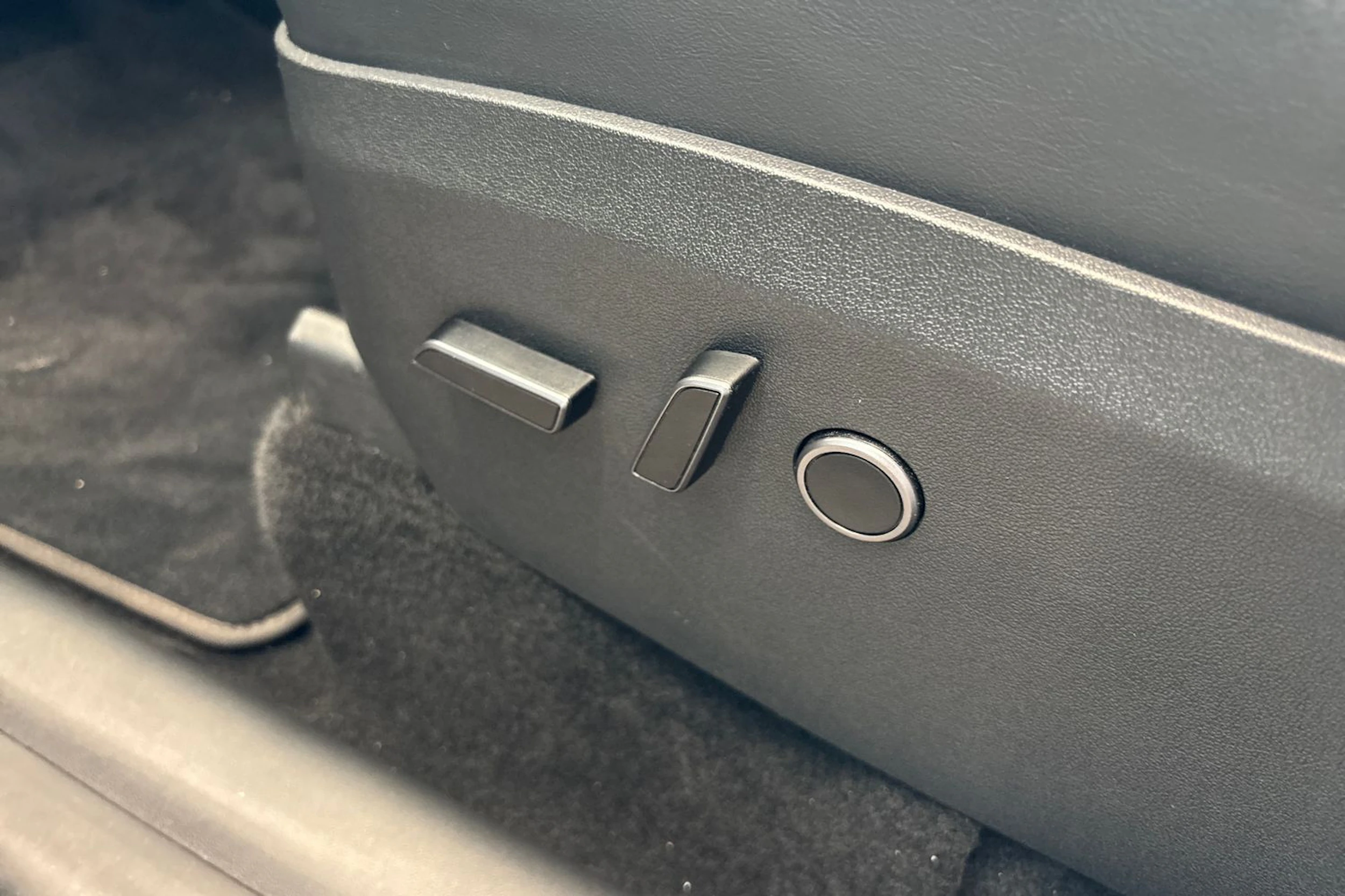 punainen Tesla Model Y 2024 kuva 22.