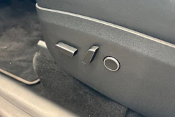 punainen Tesla Model Y 2024 kuva 22.