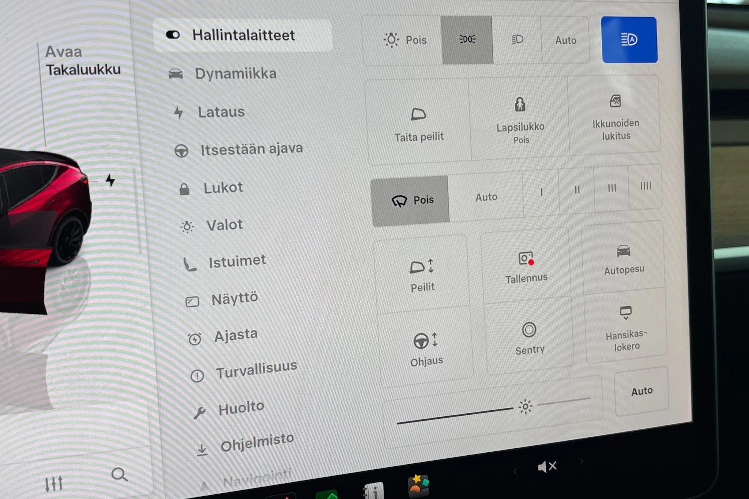 punainen Tesla Model Y 2024 kuva 23.