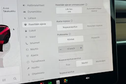 punainen Tesla Model Y 2024 kuva 24.