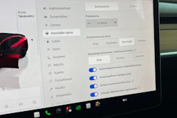 punainen Tesla Model Y 2024 kuva 25.