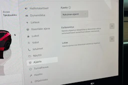 punainen Tesla Model Y 2024 kuva 26.