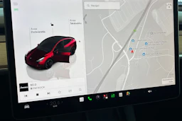 punainen Tesla Model Y 2024 kuva 28.