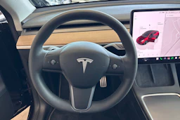 punainen Tesla Model Y 2024 kuva 32.