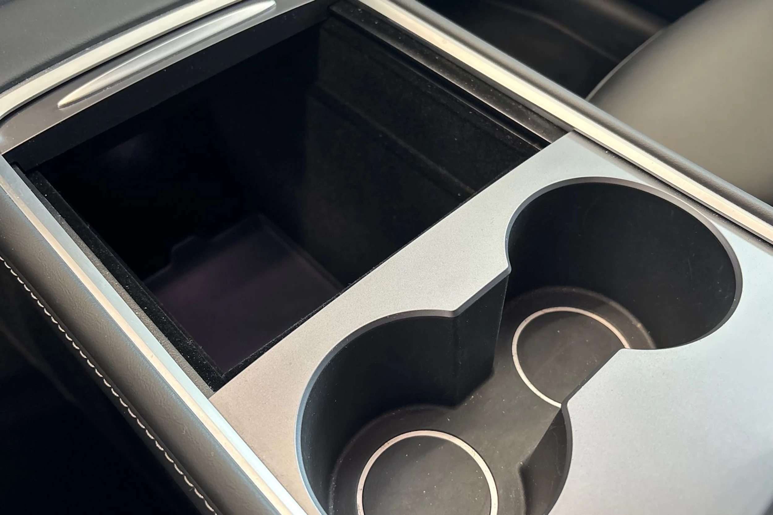 punainen Tesla Model Y 2024 kuva 34.