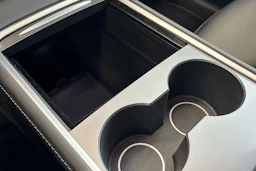 punainen Tesla Model Y 2024 kuva 34.